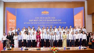 El presidente de la Asamblea Nacional, Tran Thanh Man, y los directivos de agencias de comunicación con motivo del centenario del Día de la Prensa Revolucionaria de Vietnam. (Foto: VNA)