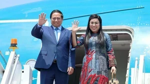 El primer ministro de Vietnam, Pham Minh Chinh, y su esposa. (Fuente: VNA)