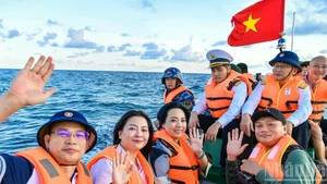 Significativo viaje de 100 periodistas al archipiélago de Truong Sa 