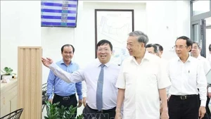 El secretario general del Partido Comunista de Vietnam, To Lam, visita el Centro de Servicios Administrativos Públicos de la comuna de Tan Vinh Loc, Ciudad Ho Chi Minh. (Fuente: VNA) 