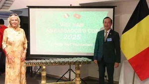 El embajador de Vietnam en Bélgica y ante la Unión Europea, Nguyen Van Thao, y la presidenta de la sección belga de la Asociación Hoi An-Vietnam para las Víctimas del Agente Naranja/Dioxina, Chris Geyskens (Foto: VNA) 