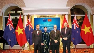 El embajador de Vietnam en Nueva Zelanda, Phan Minh Giang (izquierda), y su esposa posan una foto con el ministro de Asuntos Exteriores de Nueva Zelanda, Winston Peters, y el viceministro de Asuntos Exteriores, Grahame Morton, en la ceremonia (Foto: VNA)