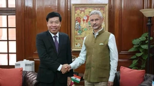 El viceministro de Asuntos Exteriores de Vietnam, Nguyen Manh Cuong, y su homólogo indio, Periasamy Kumaran.