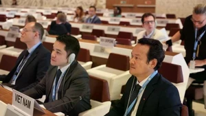 El embajador Mai Phan Dung, jefe de la misión permanente de Vietnam ante la Organización de las Naciones Unidas (ONU), la Organización Mundial del Comercio (OMC) y otros organismos internacionales en Ginebra, en la cita (Foto: VNA) 