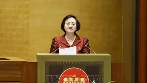 La ministra del Interior, Pham Thi Thanh Tra, autorizada por el Primer Ministro, presenta un informe sobre el proyecto de Ley de Funcionarios Públicos (modificada). (Foto: VNA) 