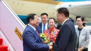 El primer ministro vietnamita, Pham Minh Chinh, llega a Tianjin para su participación en la XVI Reunión Anual de los Nuevos Campeones del Foro Económico Mundial y su visita de trabajo a China (Foto: VNA) 