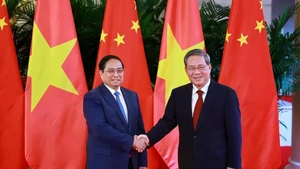 El primer ministro vietnamita, Pham Minh Chinh, y su homólogo chino, Li Qiang. (Fuente: VNA) 