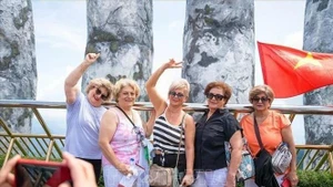 Turistas extranjeros en el Puente Dorado en la ciudad costera vietnamita de Da Nang. (Fuente: VNA) 