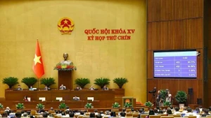 La Asamblea Nacional de Vietnam votan para aprobar varias leyes en el noveno periodo de sesiones. (Fuente: VNA) 