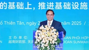 El primer ministro Pham Minh Chinh interviene en el Foro de Conexión Empresarial Vietnam-China en Tianjin (Foto: VNA) 