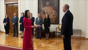 La embajadora de Vietnam, Nguyen Thi Minh Nguyet, presenta sus cartas credenciales al presidente búlgaro, Rumen Radev. (Foto: VNA)