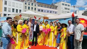 La alcaldesa de Augsburgo, Eva Weber, y representantes vietnamitas toman foto de recuerdo. (Fuente: VNA) 