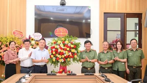 Siguen llegando felicitaciones al diario Nhan Dan por el centenario del Día de la Prensa Revolucionaria de Vietnam