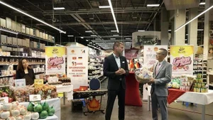 El embajador de Hanoi en Berlín, Vu Quang Minh, y Marco Berger, director ejecutivo de cadena de supermercados Selgros. (Fuente: VNA) 