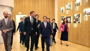 El primer ministro Pham Minh Chinh y su esposa visitan el espacio de exposición del compositor clásico estonio Arvo Pärt. (Foto: VNA) 