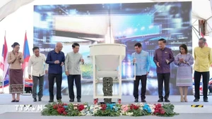 Los viceprimeros ministros de Laos y Tailandia y delegados en el evento. (Fuente: VNA)