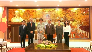 El presidente del Comité Popular de Hanói, Tran Sy Thanh, y la embajadora de Alemania en Vietnam, Helga Margarete Barth. (Foto: Linh Pham) 