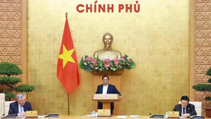 El primer ministro Pham Minh Chinh preside la reunión del Gobierno. (Foto: VNA)
