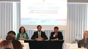 Vu Van Dien (centro), vicepresidente permanente del Comité Popular de Quang Ninh, junto con líderes provinciales, conversó con los delegados asistentes al foro. (Foto: VNA) 
