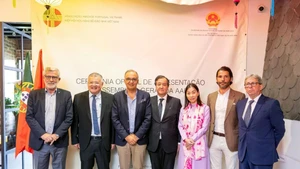 El encargado de negocios de la Embajada de Hanói en Lisboa, Nguyen Manh Thang, y algunos representantes de la Asociación de Amistad Portugal-Vietnam (Foto: VNA) 