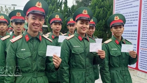 eEectores, incluyendo oficiales, soldados y residentes que viven y trabajan en la Zona Económica Especial de Con Co (Quang Tri), participan con alegría en las elecciones. (Foto: VNA)