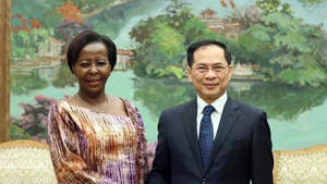 El viceprimer ministro de Vietnam, Bui Thanh Son, y la secretaria general de la Organización Internacional de la Francofonía (OIF), Louise Mushikiwabo (Fuente: VNA)