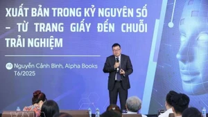 Nguyen Canh Binh, presidente de Alpha Books, comparte sus puntos de vista en el Foro de Publicaciones Digitales 2025 (DPS 2025) con el tema "El futuro de la industria editorial en la era digital" (Foto: VNA).