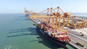 El primer buque comercial atraca oficialmente en los muelles 3 y 4 de la corporación del puerto de Hai Phong. (Foto: VNA)