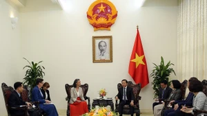 El viceprimer ministro vietnamita, Tran Hong Ha, recibe a la representante residente del Programa de las Naciones Unidas para el Desarrollo (PNUD) en Vietnam, Ramla Khalidi, y la representante de la Organización Mundial de la Salud (OMS) en el país, Angela Pratt. 