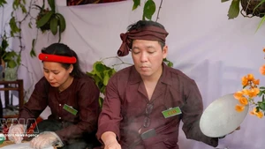 El proceso de elaboración del rollo de arroz al vapor requiere la experiencia y la habilidad del artesano (Foto: VNA)