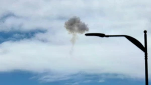 El humo se eleva sobre el área de Jerusalén, Israel. (Fuente: Xinhua/VNA)