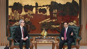 El primer ministro de Vietnam, Pham Minh Chinh, recibe a la delegación de inspección de la Comisión Europea (CE), encabezada por Fernando Andresen Guimaraes, director de Gobernanza Internacional de los Océanos y Pesca Sostenible de la CE (Foto: VNA)