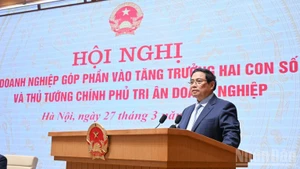 El primer ministro de Vietnam, Pham Minh Chinh, habla en la conferencia.