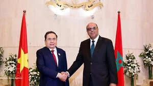 El presidente de la Asamblea Nacional de Vietnam, Tran Thanh Man, se reúne con el titular de la Cámara de Consejeros, Mohamed Ould Errachid, el 25 de julio de 2025 (Fuente: VNA)
