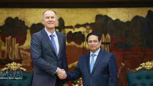 El primer ministro Pham Minh Chinh recibe a Martin Sommer, jefe de la misión de supervisión macroeconómica del Fondo Monetario Internacional (FMI). (Foto: VNA)