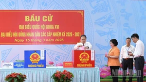 El presidente de la Asamblea Nacional de Vietnam, Tran Thanh Man, votan en el punto electoral no14, en la comuna de Hoc Mon, en Ciudad Ho Chi Minh.