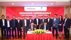 Directivos de Metfone y Air Cambodia firman el Memorando de Entendimiento de cooperación.