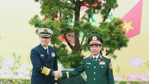 El general Phan Van Giang, ministro de Defensa de Vietnam, y su homólogo chino, el coronel general Dong Jun (Fuente: VNA)