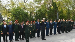 Los oficiales rinden homenaje en el monumento dedicado a los mártires revolucionarios de los dos pueblos que se ubica en el Parque de Amistad China-Vietnam en Dongxing.