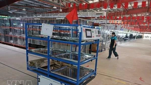 Los robots transportan automáticamente materiales del almacén a la línea de producción de Maxport Limited Vietnam (Foto: VNA)