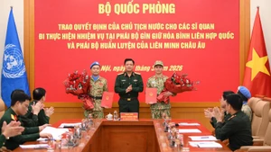 El coronel general Nguyen Truong Thang, viceministro de Defensa, y representantes de la cartera felicitan a los oficiales participantes.