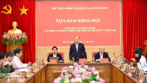 El miembro del Comité Central del Partido y subdirector permanente de la Academia Nacional de Política Ho Chi Minh, Le Hai Binh, interviene en el seminario.