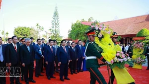 El premier Pham Minh Chinh ofrece flores en el Área Conmemorativa dedicada al ex primer ministro Pham Van Dong, en la comuna de Mo Duc, provincia de Quang Ngai. (Foto: VNA)