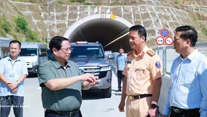 El primer ministro Pham Minh Chinh inspecciona el proyecto de la autopista en el tramo Quang Ngai – Hoai Nhon. (Fuente: VNA)