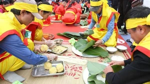 Emocionante concurso de elaboración de pasteles tradicionales en el Festival de Primavera de Con Son - Kiep Bac