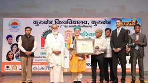 El artista Chu Bao Que recibe el premio en el festival. (Foto: Cortesía del artista)