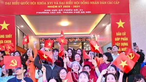 [Foto] Primer ministro de Vietnam ejerce su derecho al voto en las elecciones legislativas