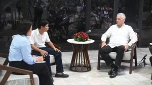 El primer secretario del Comité Central del Partido Comunista de Cuba y presidente de la República, Miguel Díaz-Canel Bermúdez (derecha), en el encuentro (Foto: VNA)