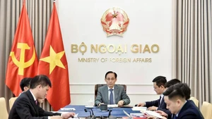 El ministro de Relaciones Exteriores de Vietnam, Le Hoai Trung, mantiene una conversación telefónica con la vicepresidenta de la Comisión Europea y alta representante de la Unión Europea para Asuntos Exteriores y Política de Seguridad, Kaja Kallas. (Foto: Ministerio de Relaciones Exteriores)