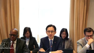 El embajador Do Hung Viet (centro) en la cita (Fuente: VNA)